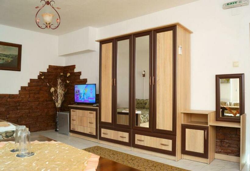 패밀리 스튜디오, Guest House Perla