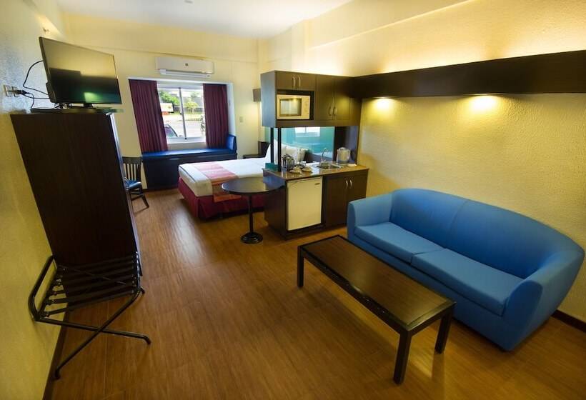 Люкс, Microtel By Wyndham Batangas