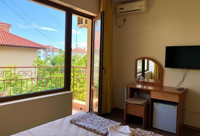 חדר סטנדרט לשלושה עם טרסה, Guest House Radiana