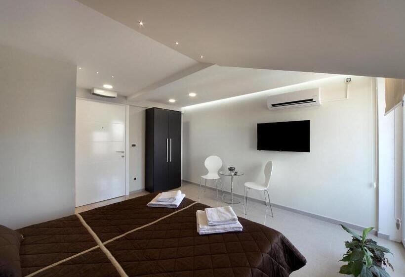 اتاق لوکس, Agent Lux Apartments
