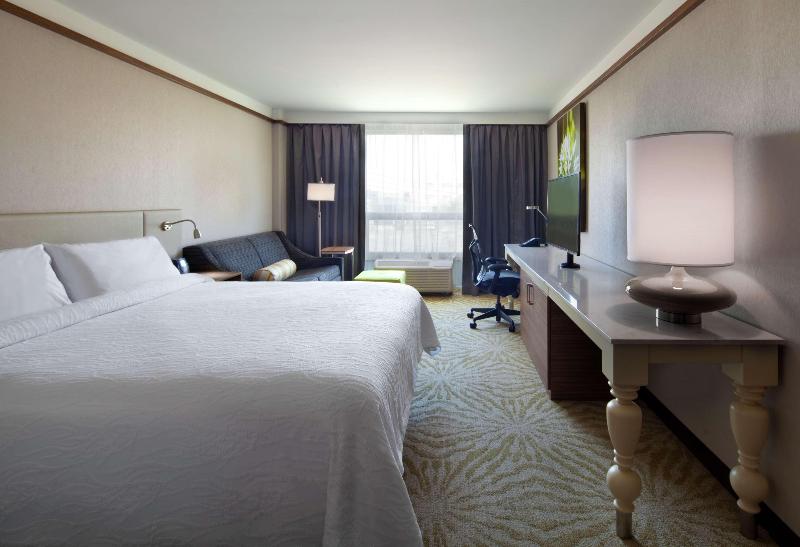 キングサイズベッドのスタンダードルーム, Hilton Garden Inn Montreal Airport