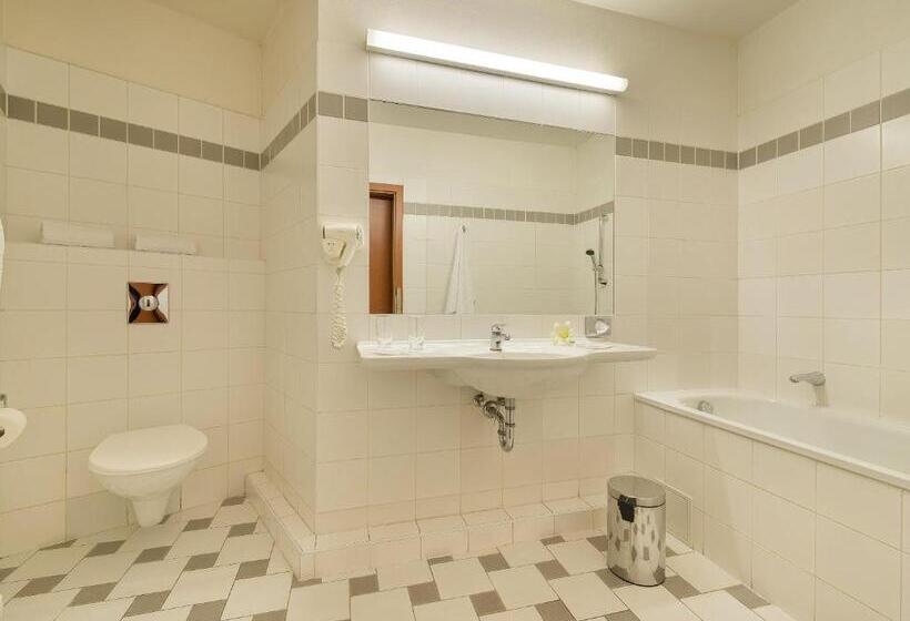 标准三人间, Ea Hotel Populus