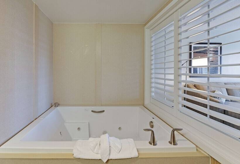 Люкс с гидромассажем, Hampton Inn Myrtle Beach Broadway At The Beach