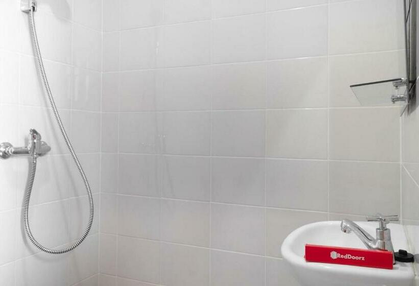 Номер Стандарт, Reddoorz Near Puri Indah Lippo Mall 2