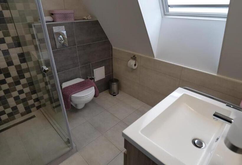 Четырехместный Номер Стандарт с Балконом, Anna Villa Füred Boutique Rooms