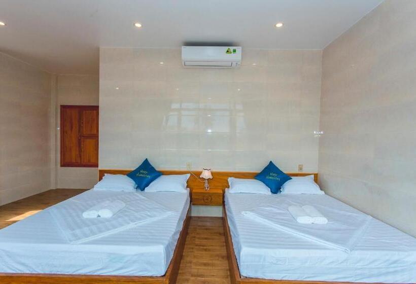 اتاق خانوادگی, Hugo Homestay