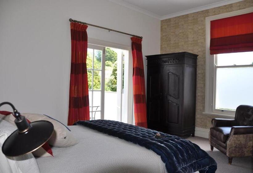 자쿠지 스위트, Issey Manor