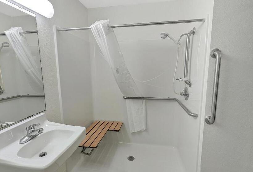 Номер Стандарт Кровать Кинг Адаптированный для Инвалидов, Estherville Hotel & Suites