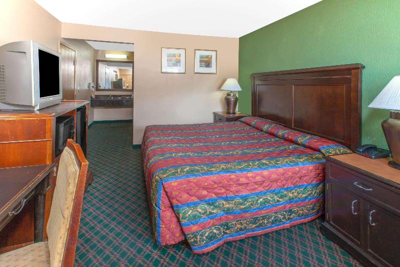 חדר סטנדרט עם מיטת קינג, Knights Inn Forest Hill