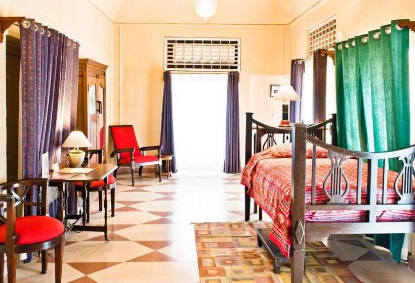 高级三人间, Neemrana S Tijara Fort Palace