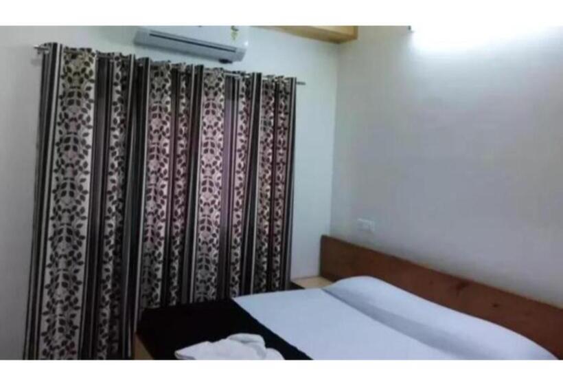 스탠다드 룸 킹사이즈 침대, Wonderful Stay At The Mall Road
