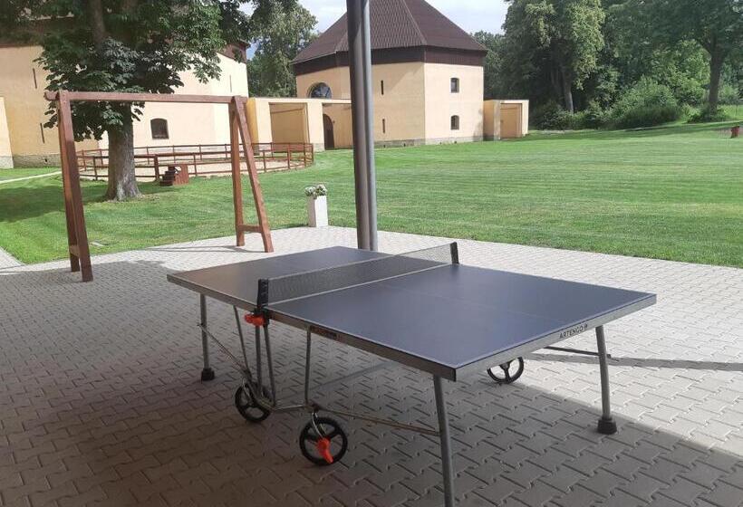 Люкс, Zámecký Dvůr černousy