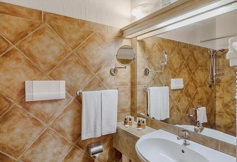 اتاق کلاسیک سه تخته, Colonna Country Club