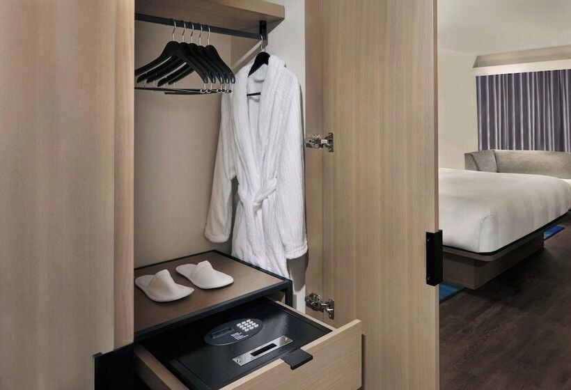 اتاق کلاب, Kingston Marriott