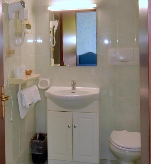 Triple Room Sea View, L'approdo
