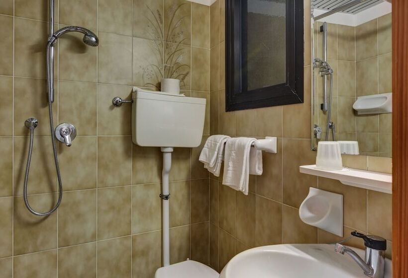 Economy Quadruple Room, Cristina