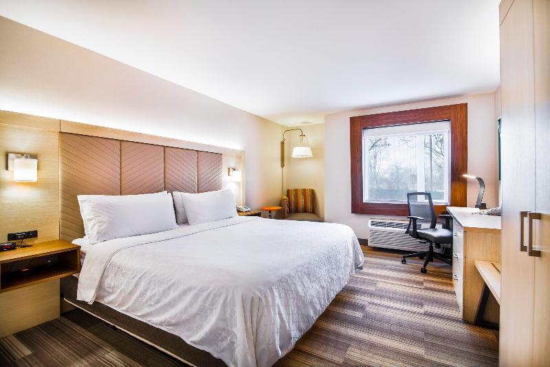 带大床的行政房间, Holiday Inn Express & Suites Langley, An Ihg
