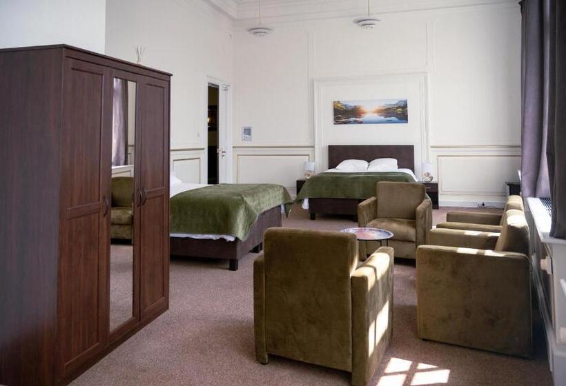 اتاق لوکس چهار تخته, The Velvet Lodge
