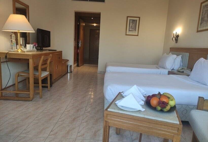 اتاق استاندارد با چشم‌انداز استخر, Pharaoh Azur Resort
