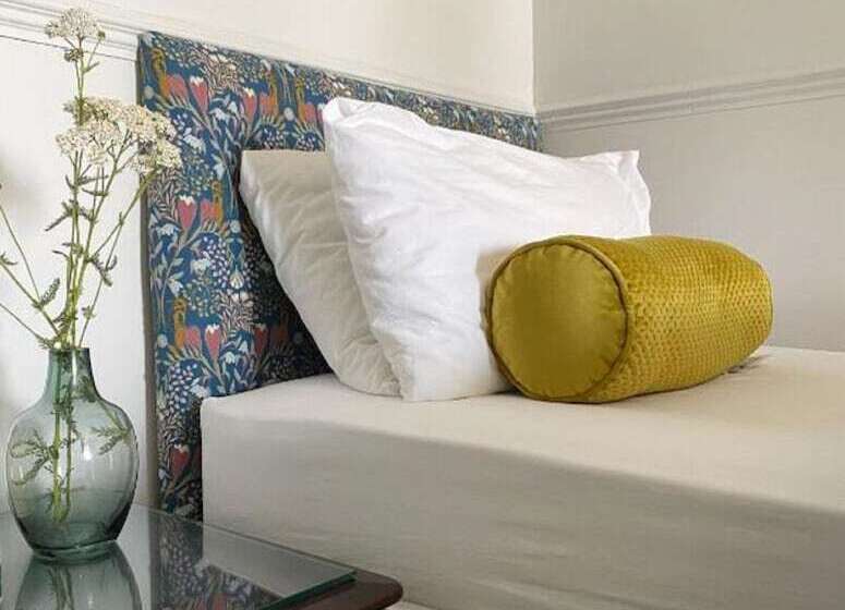 标准单人间, The Emsworth B&b