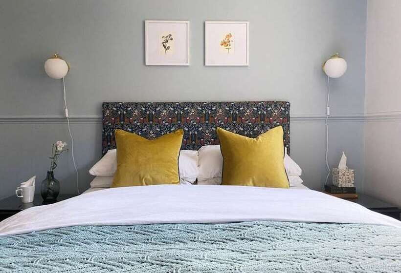 标准间, The Emsworth B&b