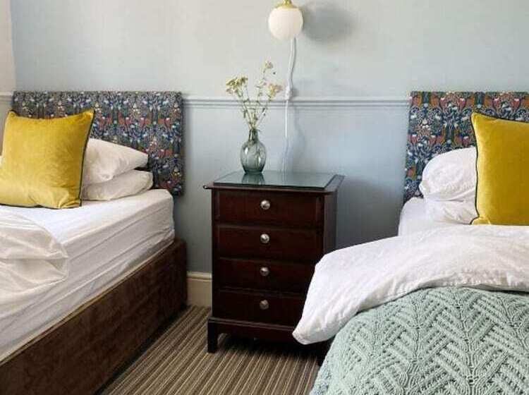 标准间, The Emsworth B&b