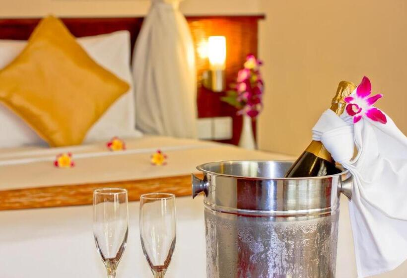 Люкс Вид на Бассейн, The Rani Hotel & Spa