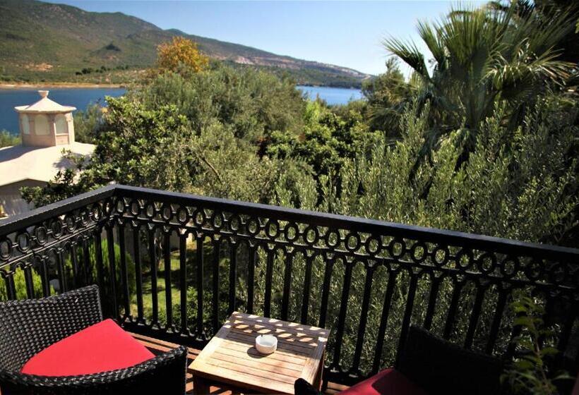 سوییت جونیور با بالکن, Oliviera Private Island Hotel   Kalem Island