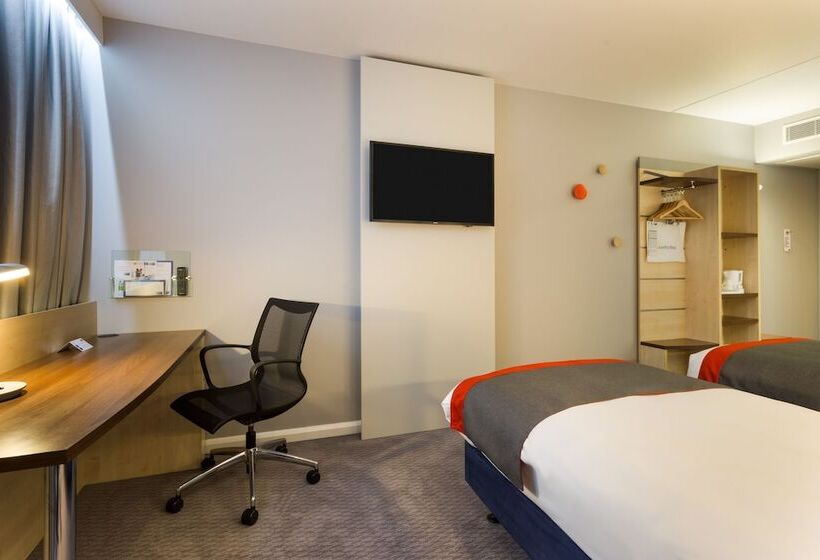 Номер Стандарт Адаптированный для Инвалидов, Holiday Inn Express London   Watford Junction, An Ihg