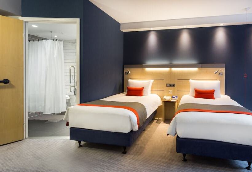 Номер Стандарт Адаптированный для Инвалидов, Holiday Inn Express London   Watford Junction, An Ihg