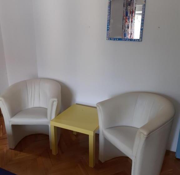 اتاق لوکس با بالکن, Guest House Vila Bak