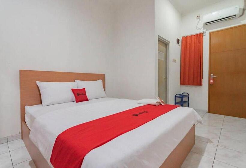 Номер Economy, Reddoorz Syariah At Hotel Tiga Er Near Karawang Central Plaza