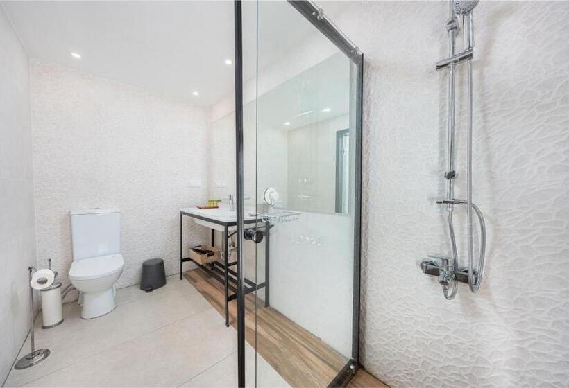 اتاق لوکس با چشم‌انداز دریا, Payava Hotel By True Blue