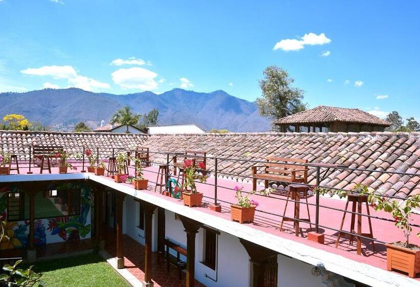 تختخواب در اتاق مشترک, Tzunun Hostel