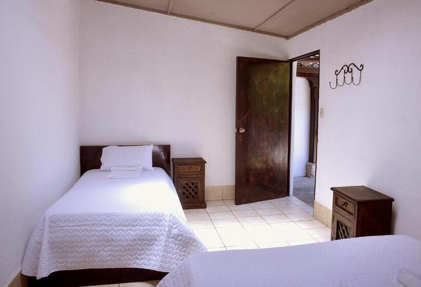 اتاق استاندارد سه نفره, Tzunun Hostel