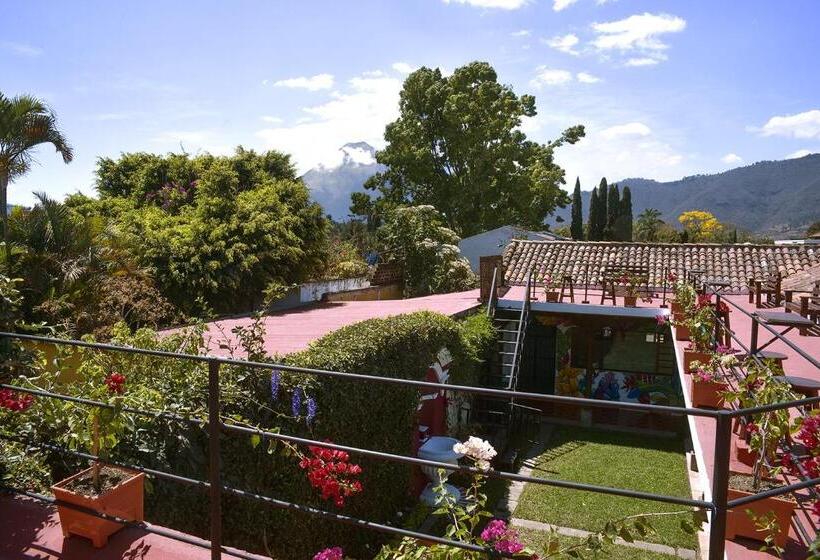 اتاق استاندارد سه نفره, Tzunun Hostel