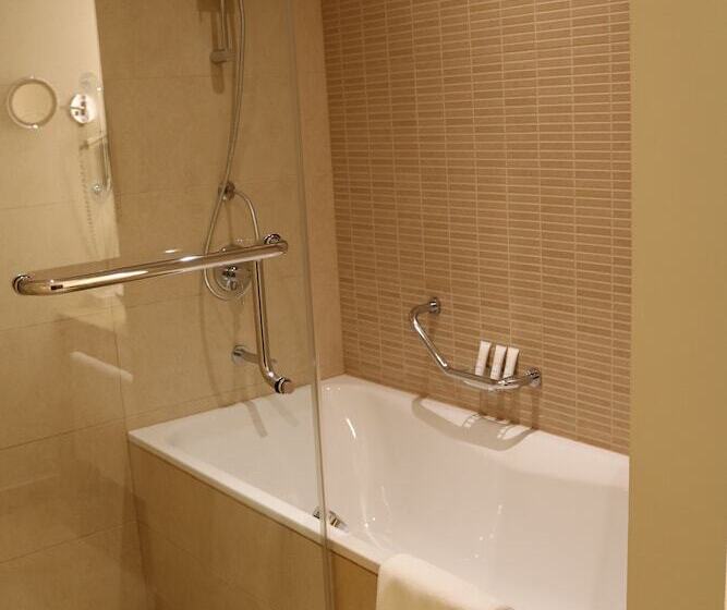 اتاق استاندارد با چشم‌انداز استخر, Crowne Plaza Sohar, An Ihg