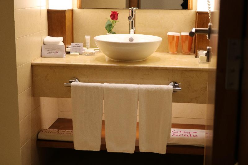 اتاق استاندارد با چشم‌انداز استخر, Crowne Plaza Sohar, An Ihg