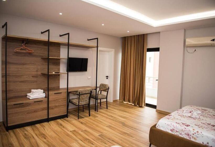 带阳台的三人标准间, Donantelo Hotel Vlore
