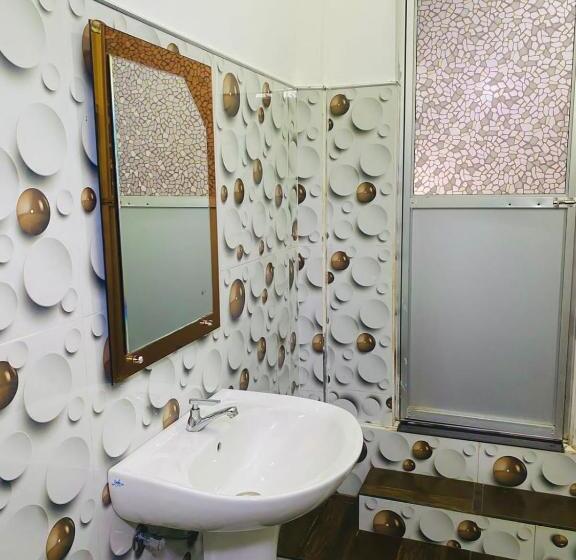 اتاق اکونومی, Thambara Gueust House