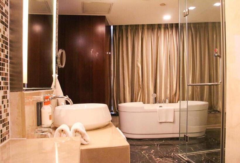 Номер Deluxe Кровать Кинг Вид на Город, Crowne Plaza Yantai Sea View, An Ihg