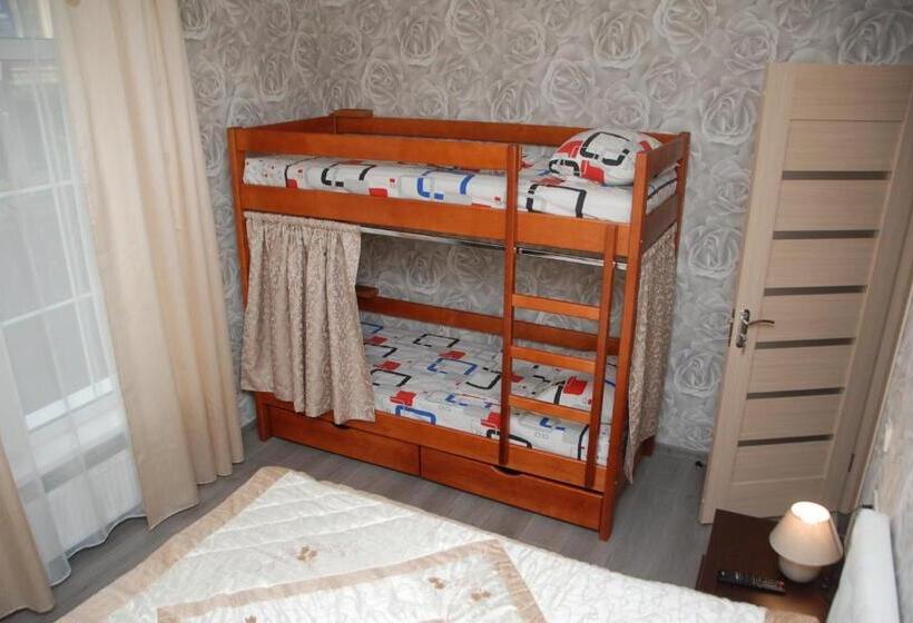 اتاق خانوادگی با سرویس بهداشتی مشترک, Green Apple Hostel