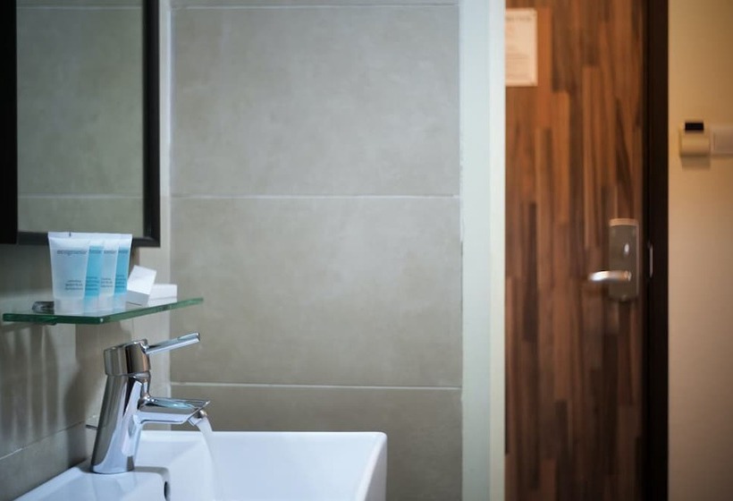 اتاق استاندارد سه نفره, Value Hotel Thomson