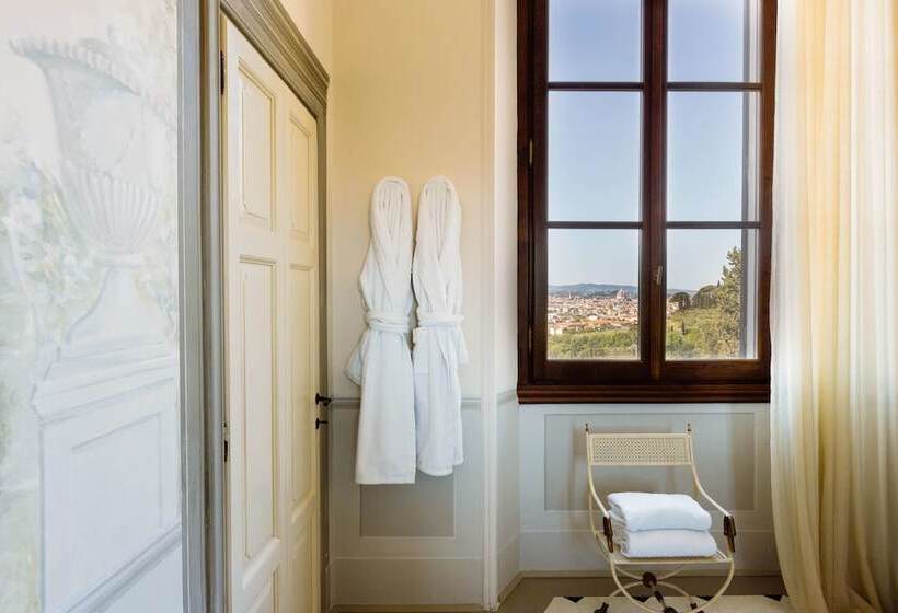 اتاق لوکس با چشم‌انداز, Il Salviatino Firenze