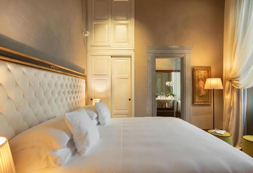 اتاق لوکس با چشم‌انداز, Il Salviatino Firenze