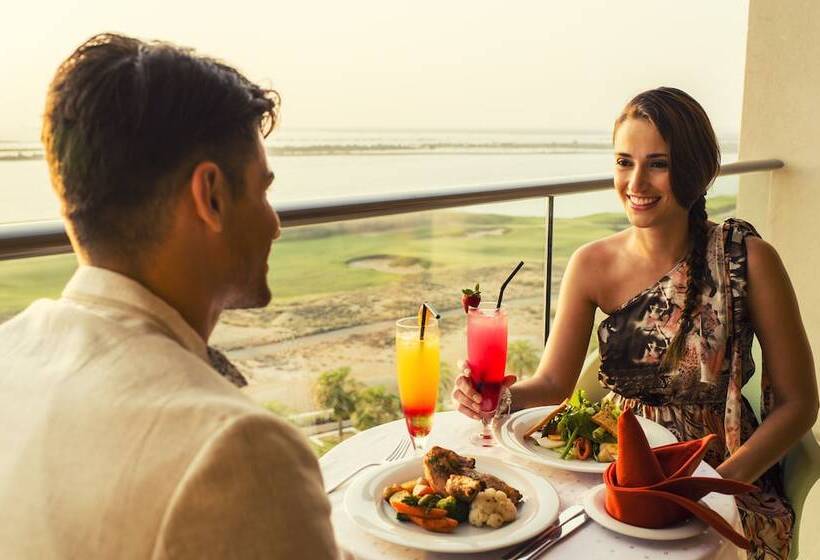 스탠다드 룸 더블 침대 바다 전망, Crowne Plaza Yas Island, An Ihg