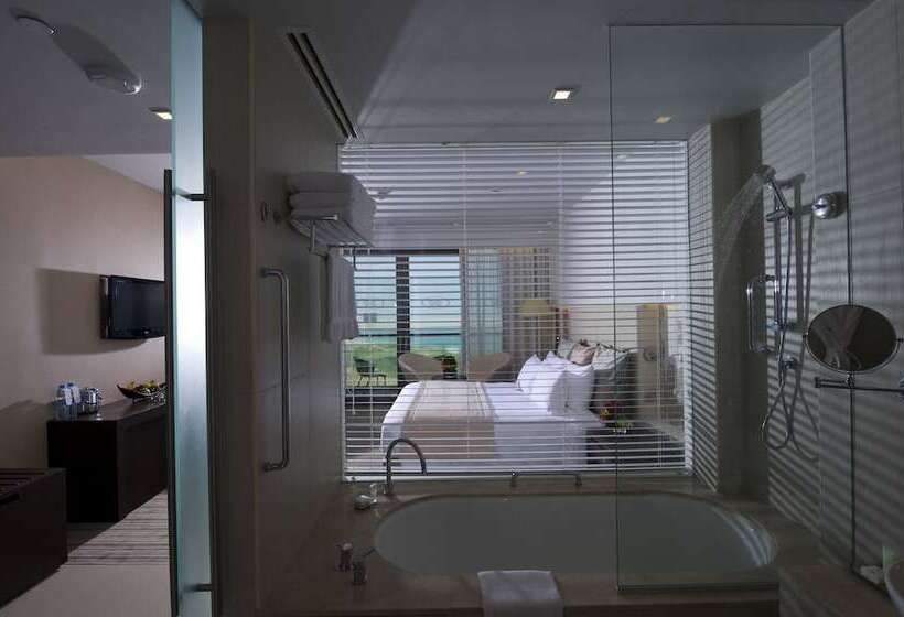 스탠다드 룸 더블 침대 바다 전망, Crowne Plaza Yas Island, An Ihg