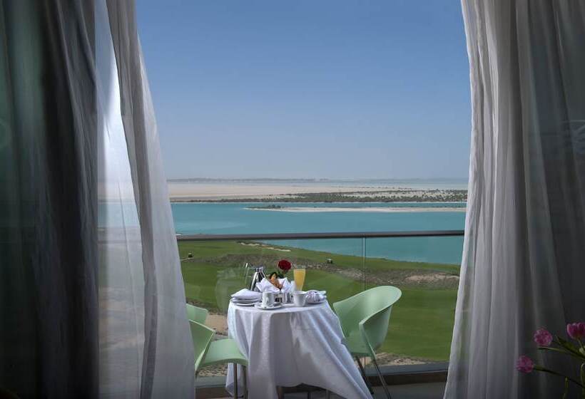 스탠다드 룸 더블 침대 바다 전망, Crowne Plaza Yas Island, An Ihg