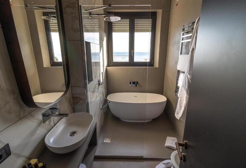 اتاق لوکس با بالکن و چشم‌انداز دریا, Grand Hotel Passetto