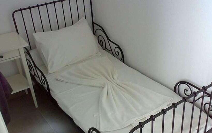 חדר סטנדרט לשלושה, Ladin